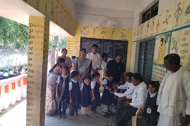 పాఠశాల పిల్లలకు సర్పంచ్ ఆధ్వర్యంలో సాక్సులు ,బూట్లు, టై పంపిణీ పాఠశాల పిల్లలకు సర్పంచ్ ఆధ్వర్యంలో సాక్సులు ,బూట్లు, టై పంపిణీ