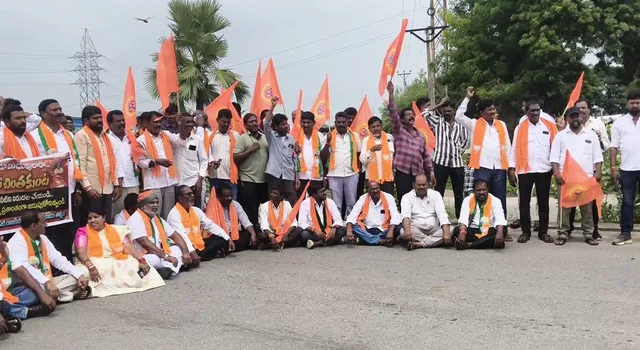 చింతకుంట కెనాల్ లో నీరు లేకపోవడంతో బీజేపీ ఆధ్వర్యంలో భారీ ధర్నా