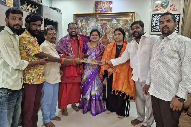అమ్మవారి చీరను రూ.42 వేలకు దక్కించుకున్న దంపతులు అమ్మవారి చీరను రూ.42 వేలకు దక్కించుకున్న దంపతులు