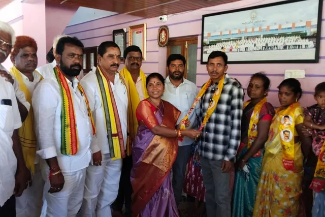 జియ్యమ్మవలస మండలంలో వైసీపీకి షాక్‌.. టీడీపీలోకి 100 కుటుంబాలు