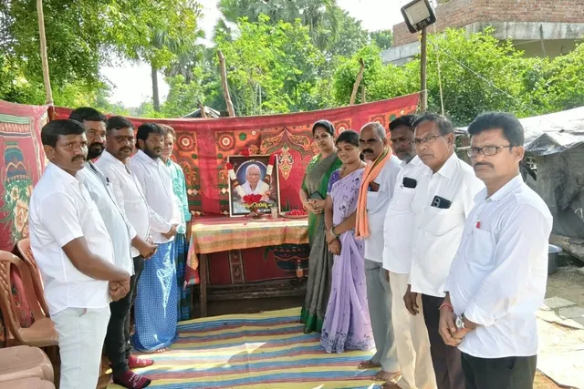 కొమురయ్య కుటుంబాన్ని పరామర్శించిన కీర్తి రెడ్డి