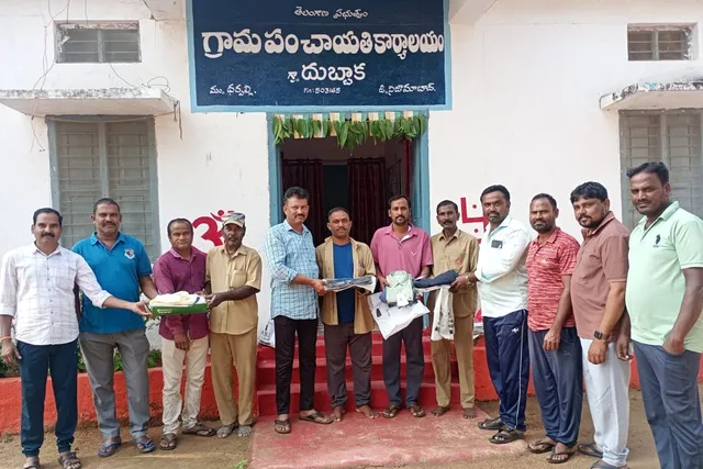 దుబ్బాకలో పంచాయతీ సిబ్బందికి దసరా కానుకగా నూతన వస్త్రాల పంపిణీ