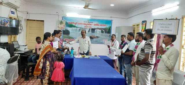వాజేడులో భిక్షాటన చేసి నిరసన తెలిపిన వీఆర్ఏలు