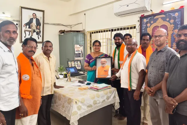 దేవరపల్లిలో విద్యార్థులకు పోస్టల్ గ్రీటింగ్ కార్డుల పంపిణీ