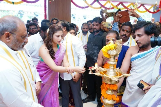 కోదాడలో చెన్నై షాపింగ్ మాల్‌ను ప్రారంభించిన సినీ తార రీతిక నాయక్