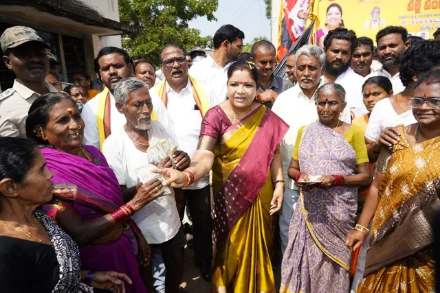 జక్కువ గ్రామంలో పెన్షన్ పంపిణీ చేసిన మంత్రి సంధ్యారాణి
