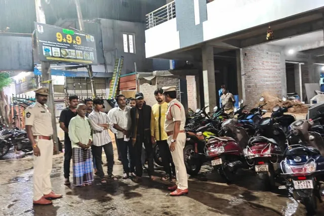 నెల్లూరులో కార్డన్ అండ్ సెర్చ్..15 వాహనాలు స్వాధీనం నెల్లూరులో కార్డన్ అండ్ సెర్చ్..15 వాహనాలు స్వాధీనం