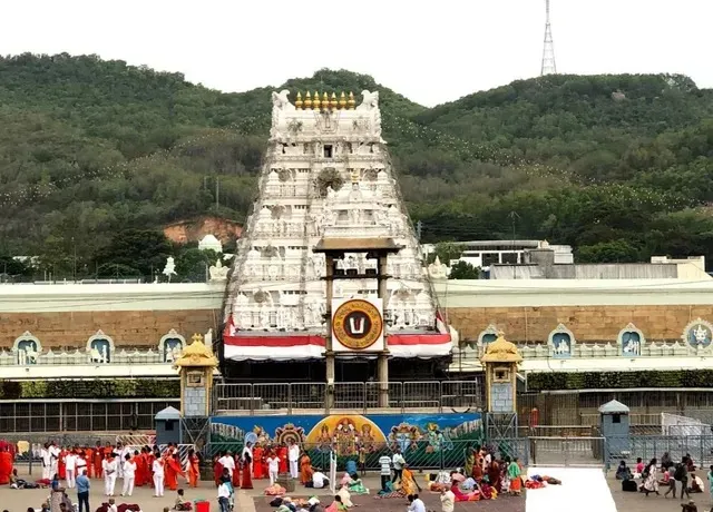 శ్రీవారి సర్వదర్శనానికి 20 గంటల సమయం