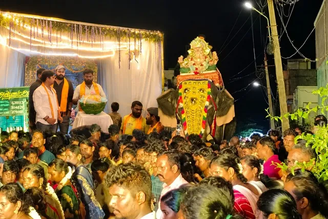 ఏనుగు వాహనంపై వినాయకుడి శోభాయాత్ర.. ఘనంగా నిమజ్జనం ఏనుగు వాహనంపై వినాయకుడి శోభాయాత్ర.. ఘనంగా నిమజ్జనం