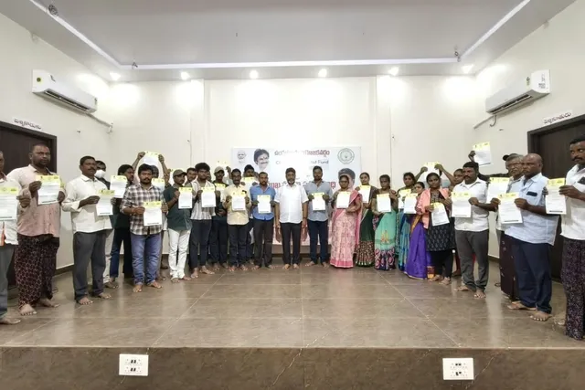 33 మందికి సీఎంఆర్ఎఫ్ చెక్కులు అందజేసిన ఎమ్మెల్యే