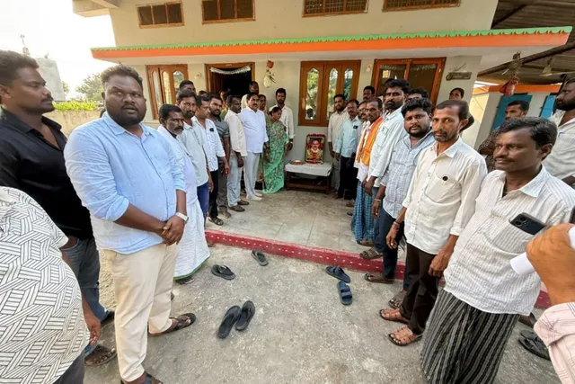 కారోబార్ కుటుంబాన్ని పరామర్శించిన మాజీ మంత్రి