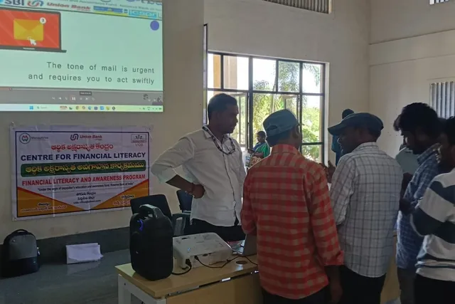ప్రజావాణిలో బ్యాంక్, సీఎఫ్‌ఎల్ స్టాల్స్: ఆర్థిక అక్షరాస్యతపై అవగాహన