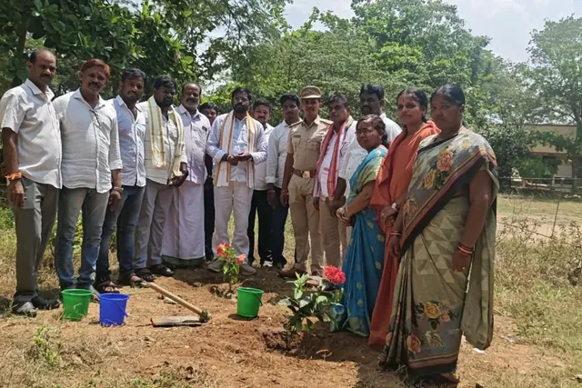 జడ్పీ పాఠశాలలో‘నషా ముక్త్ భారత్’ మొక్కలు నాటే కార్యక్రమం