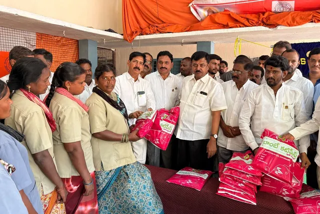 నారాయణఖేడ్ ఎమ్మెల్యే సంజీవరెడ్డి చేతుల మీదుగా కార్మికులకు దుస్తుల పంపిణీ