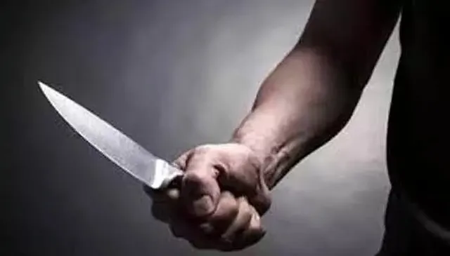 కారు డ్రైవింగ్ గొడవ.. యువకులపై కత్తితో దాడి
