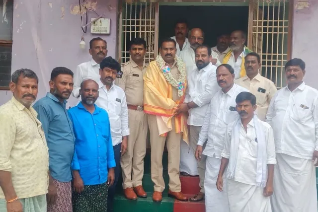 సీఐ పెద్దయ్య నాయుడుకు శుభాకాంక్షలు తెలిపిన టీడీపీ నేతలు