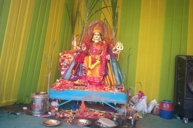 మడికొండ చౌరస్తాలో లలిత త్రిపుర సుందరి దేవి అలంకరణలో అమ్మవారు మడికొండ చౌరస్తాలో లలిత త్రిపుర సుందరి దేవి అలంకరణలో అమ్మవారు