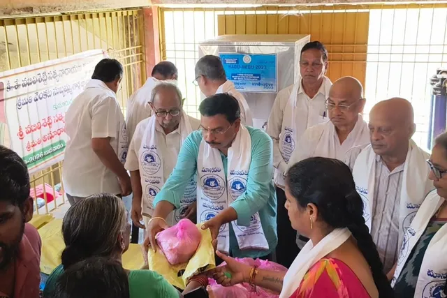వృద్ధులకు దుప్పట్లు, భోజనాలు పంపిణీ వృద్ధులకు దుప్పట్లు, భోజనాలు పంపిణీ