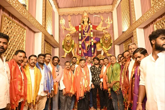 గాంధీనగర్లో అమ్మవారి మండపాన్ని సందర్శించిన ఎమ్మెల్యే గాంధీనగర్లో అమ్మవారి మండపాన్ని సందర్శించిన ఎమ్మెల్యే