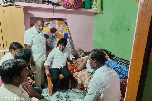 అనారోగ్యంతో బాధపడుతున్న కార్యకర్తను పరామర్శించిన ఎమ్మెల్యే అనారోగ్యంతో బాధపడుతున్న కార్యకర్తను పరామర్శించిన ఎమ్మెల్యే