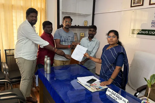 పిడికిలి బదులు అశోక చక్రం ఏర్పాటు చేయాలీ .. నాగరాజు