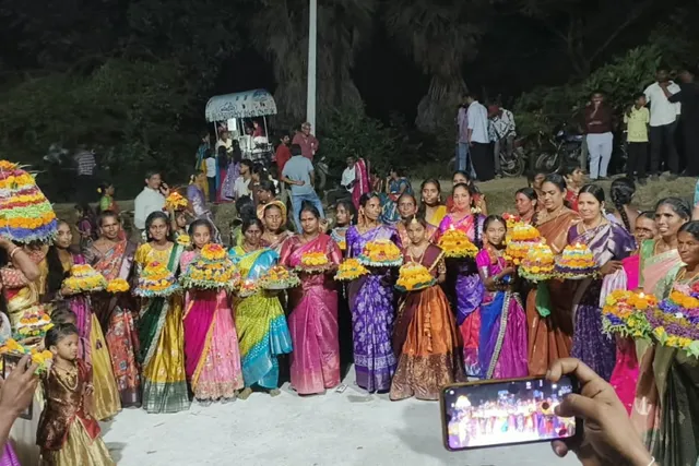అవుతాపురం గ్రామంలో సద్దుల బతుకమ్మ సంబరాలు