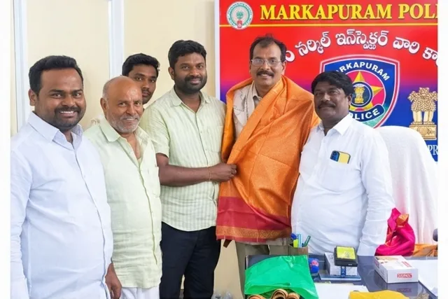 త్రిపురాంతకం నూతన సీఐకి శుభాకాంక్షలు తెలిపిన టీడీపీ శ్రేణులు త్రిపురాంతకం నూతన సీఐకి శుభాకాంక్షలు తెలిపిన టీడీపీ శ్రేణులు