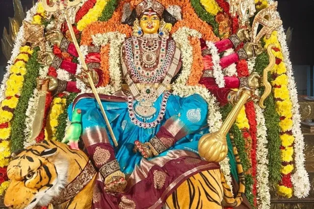 శ్రీ కనకదుర్గ అమ్మవారిగా శ్రీ వాసవి మాత