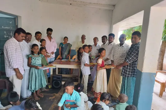 విద్యార్థులకు నోట్‌బుక్స్ మరియు పెన్నుల పంపిణీ