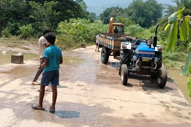 గోస్తానీ నదిలో అక్రమ ఇసుక తవ్వకాలు.. కాజ్‌వేకు ముప్పు