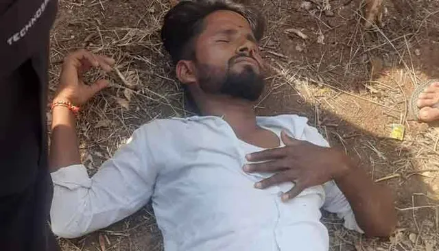 బైక్ నడుపుతుండగా గుండెపోటు... కుప్పకూలిన వ్యక్తి