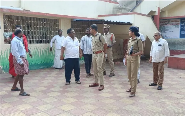 ఆదోనిలో ఎన్నికల నేపథ్యంలో ఎస్పీ సున్నిత ప్రాంతాల పరిశీలన ఆదోనిలో ఎన్నికల నేపథ్యంలో ఎస్పీ సున్నిత ప్రాంతాల పరిశీలన