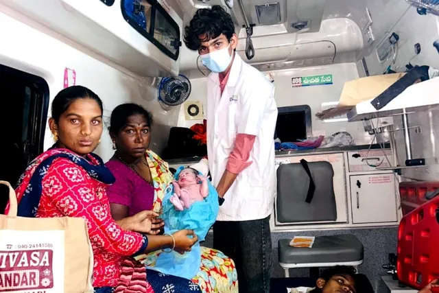 మాచారెడ్డి: 108 అంబులెన్స్ లో మహిళ ప్రసవం.. తల్లి బిడ్డ క్షేమం