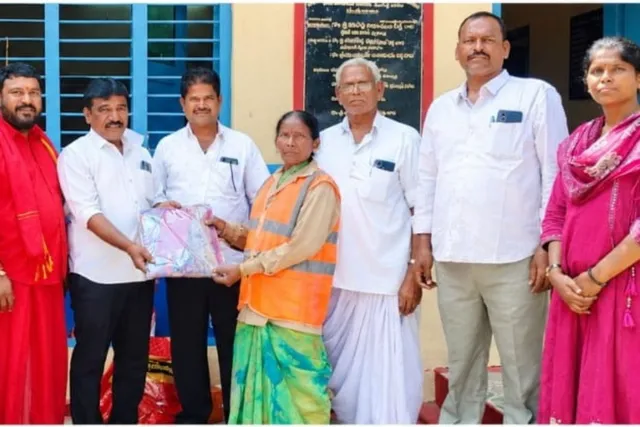 తల్లిదండ్రుల జ్ఞాపకార్థం పంచాయతీ కార్మికులకు దసరా కానుకలు!