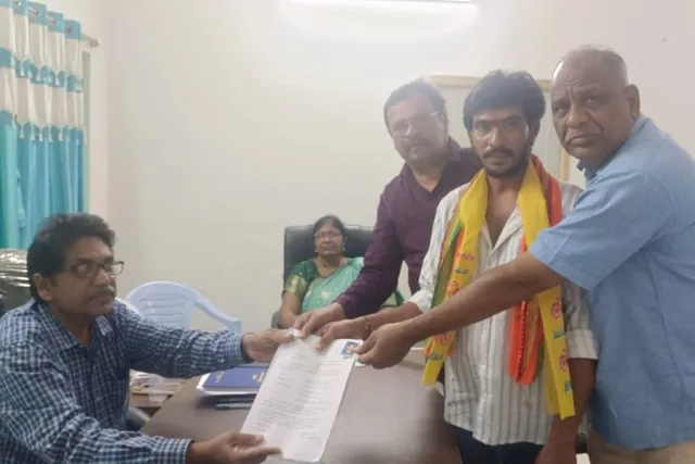 గజపతినగరం ఎంపీటీసీ అభ్యర్థిగా ధనుంజయ రావు నామినేషన్ గజపతినగరం ఎంపీటీసీ అభ్యర్థిగా ధనుంజయ రావు నామినేషన్