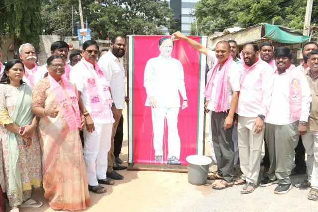 కళ్యాణ లక్ష్మికి 12 ఏళ్లు.. కేసీఆర్ చిత్రపటానికి పాలాభిషేకం