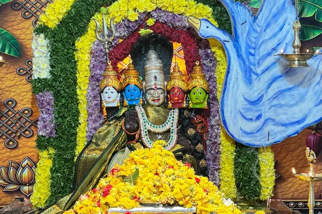 శ్రీ గాయత్రీ దేవి అలంకరణలో అమ్మవారు శ్రీ గాయత్రీ దేవి అలంకరణలో అమ్మవారు