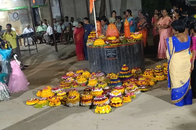 తిమ్మాపురం లో ఘనంగా ఎంగిలి పూల బతుకమ్మ సంబరాలు తిమ్మాపురం లో ఘనంగా ఎంగిలి పూల బతుకమ్మ సంబరాలు