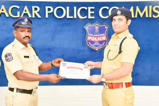 వీణవంక ఉత్తమ కానిస్టేబుల్ గా ప్రశంసా పత్రం అందుకున్న రవి