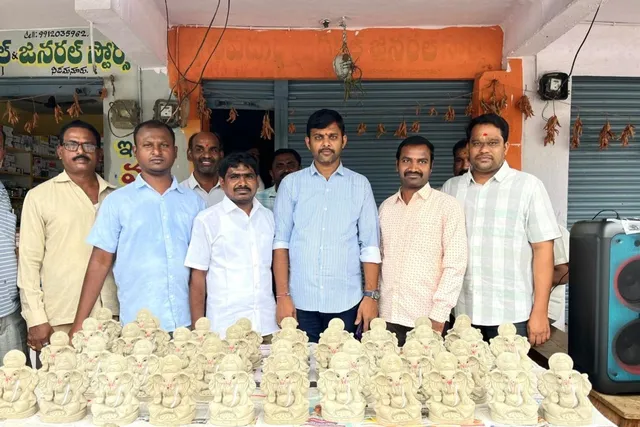 నిడమనూరులో ఉచిత మట్టి వినాయక విగ్రహాల పంపిణీ