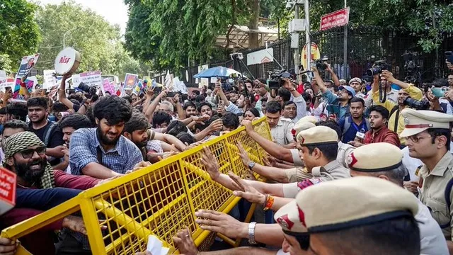 டெல்லியில் இளைஞர்கள் மீண்டும் போராட்டம்!