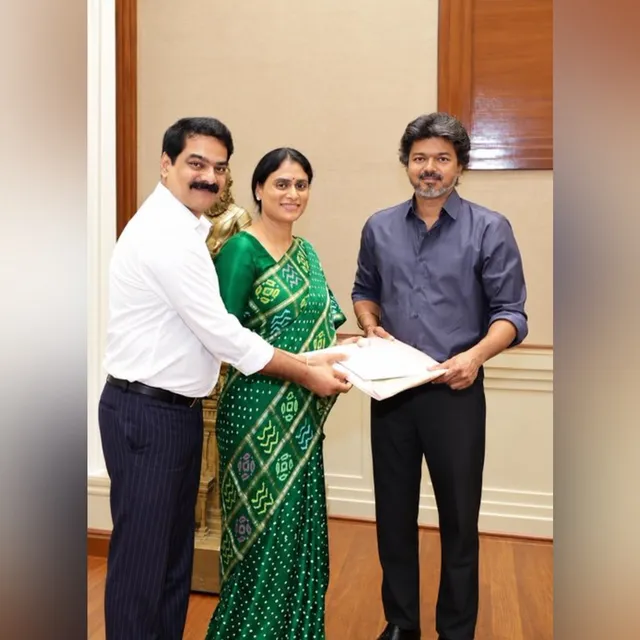షర్మిల కూతురి పెళ్లికి సీఎం విజయ్కు ఆహ్వానం షర్మిల కూతురి పెళ్లికి సీఎం విజయ్కు ఆహ్వానం