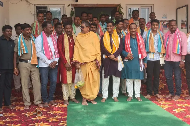 భద్రాచలంలో ఆయుధ పూజ చేసిన డీఎస్పీ, సీఐ