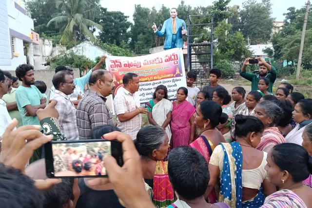 పాఠశాల సమీపంలో వైన్ షాప్.. స్థానికుల ఆందోళన