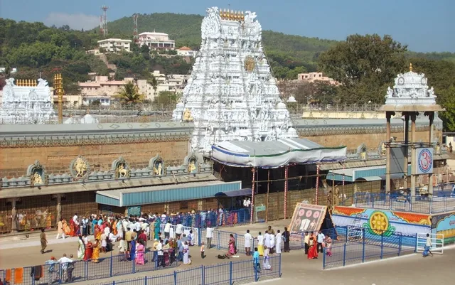 శ్రీవారి సర్వదర్శనానికి 18 గంటల సమయం