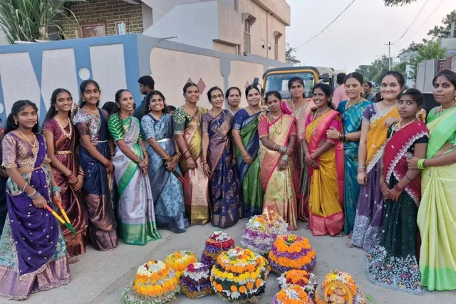 అమ్దాపూర్ గ్రామంలో ఘనంగా బతుకమ్మ సంబరాలు అమ్దాపూర్ గ్రామంలో ఘనంగా బతుకమ్మ సంబరాలు