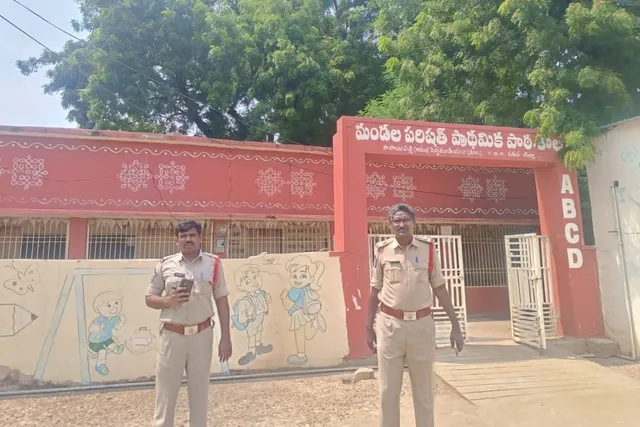 పోలింగ్ కేంద్రాలను పరిశీలించిన ఎస్ఐ