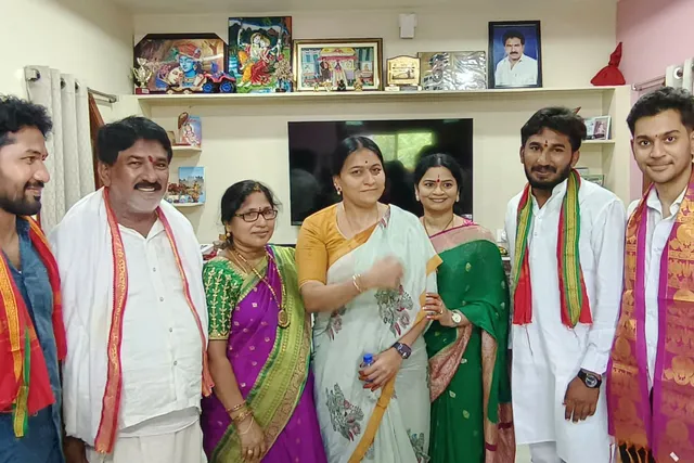 మాజీ ఎంపీ కవితకు బీఆర్ఎస్ నాయకుల ఘన స్వాగతం