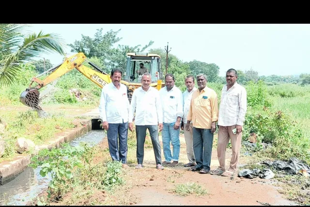 దేశాయిపేట్ లో కాలువ పూడిక తొలగింపు