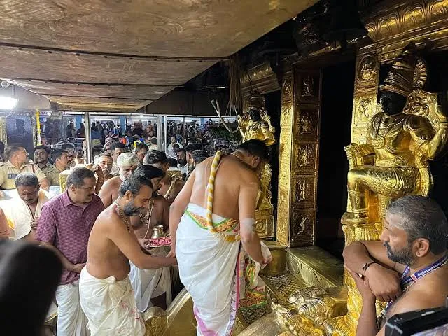 శబరిమల ఆలయంలో బంగారం మాయం: భక్తుల ఆందోళన